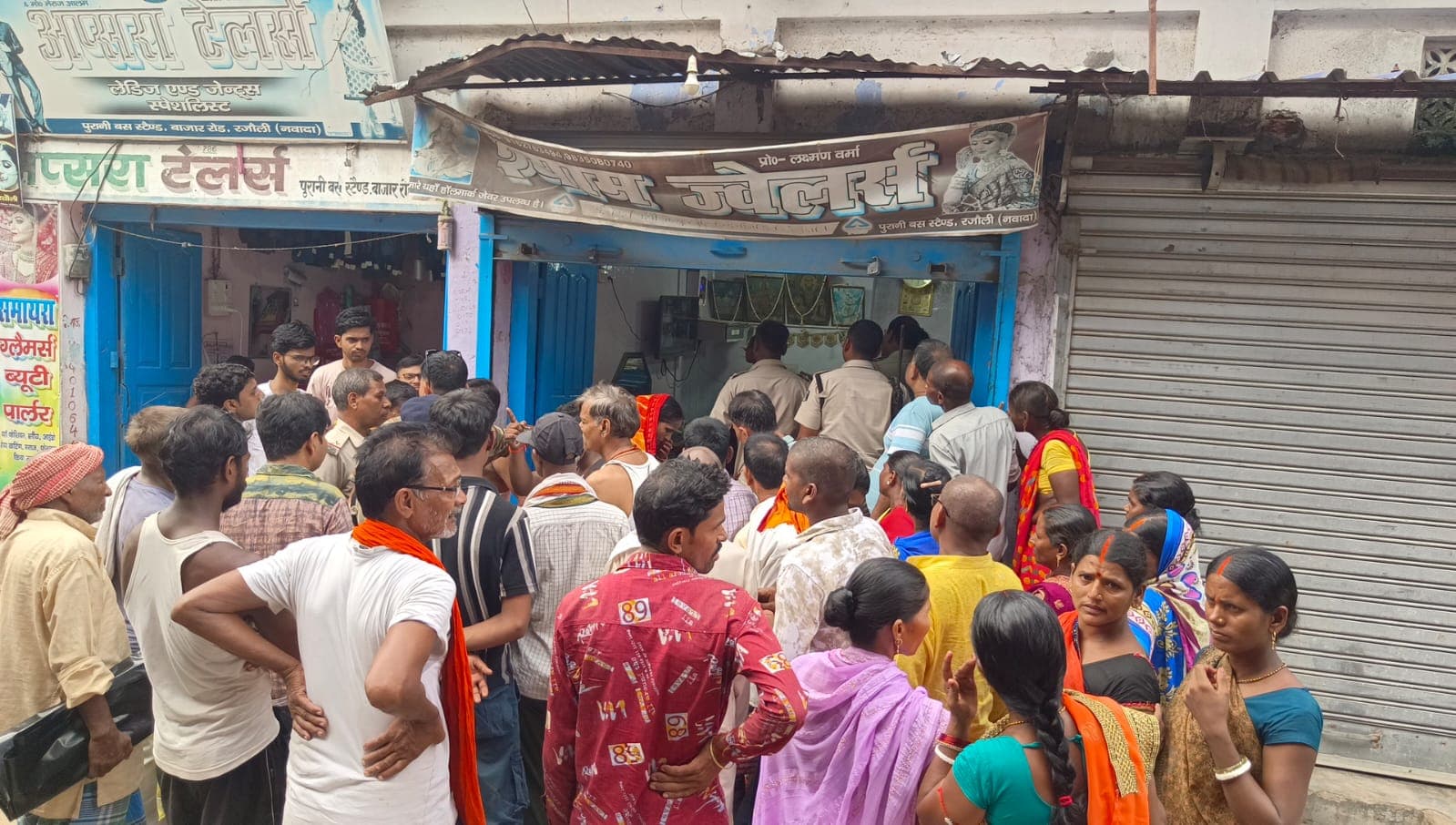 फोटो :- 1.घटनास्थल की जांच करते पुलिस बल 2.सीसीटीवी में कैद उचक्के का फोटो | Prabhat Khabar Network फोटो :- 1.घटनास्थल की जांच करते पुलिस बल 2.सीसीटीवी में कैद उचक्के का फोटो | Prabhat Khabar Network