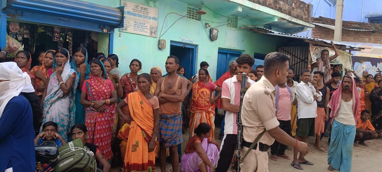 फोटो कैप्शन - विवाहिता के मौत के बाद घर के बाहर ग्रामीणों और परिजनों का भीड़ व रोते बिलखते परिजन | Prabhat Khabar Network फोटो कैप्शन - विवाहिता के मौत के बाद घर के बाहर ग्रामीणों और परिजनों का भीड़ व रोते बिलखते परिजन | Prabhat Khabar Network