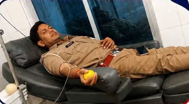 रक्तदान करते तरैया थानाध्यक्ष धीरज कुमार | Prabhat Khabar Network रक्तदान करते तरैया थानाध्यक्ष धीरज कुमार | Prabhat Khabar Network