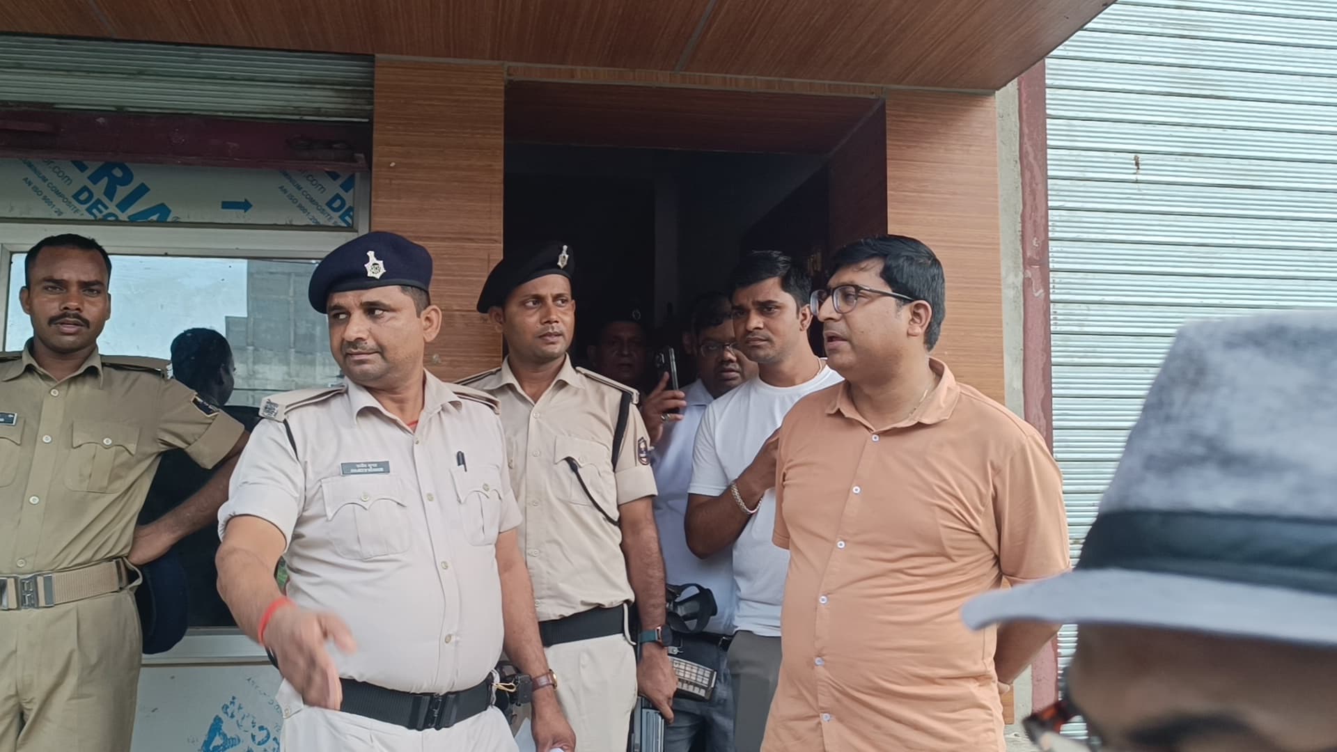 मैरवा के कान्हा इमरजेंसी अस्प्ताल में एसडीयम निरीक्षण करते हुए | Prabhat Khabar Network मैरवा के कान्हा इमरजेंसी अस्प्ताल में एसडीयम निरीक्षण करते हुए | Prabhat Khabar Network