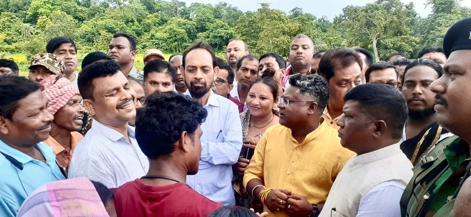 16जी जाम के दौरान ग्रामीणों से बातचीत करते सांसद व विधायक, 16जी बुरूडीह-टिकरी सड़क निर्माण की मांग को लेकर किया जाम | Prabhat Khabar Network 16जी जाम के दौरान ग्रामीणों से बातचीत करते सांसद व विधायक, 16जी बुरूडीह-टिकरी सड़क निर्माण की मांग को लेकर किया जाम | Prabhat Khabar Network