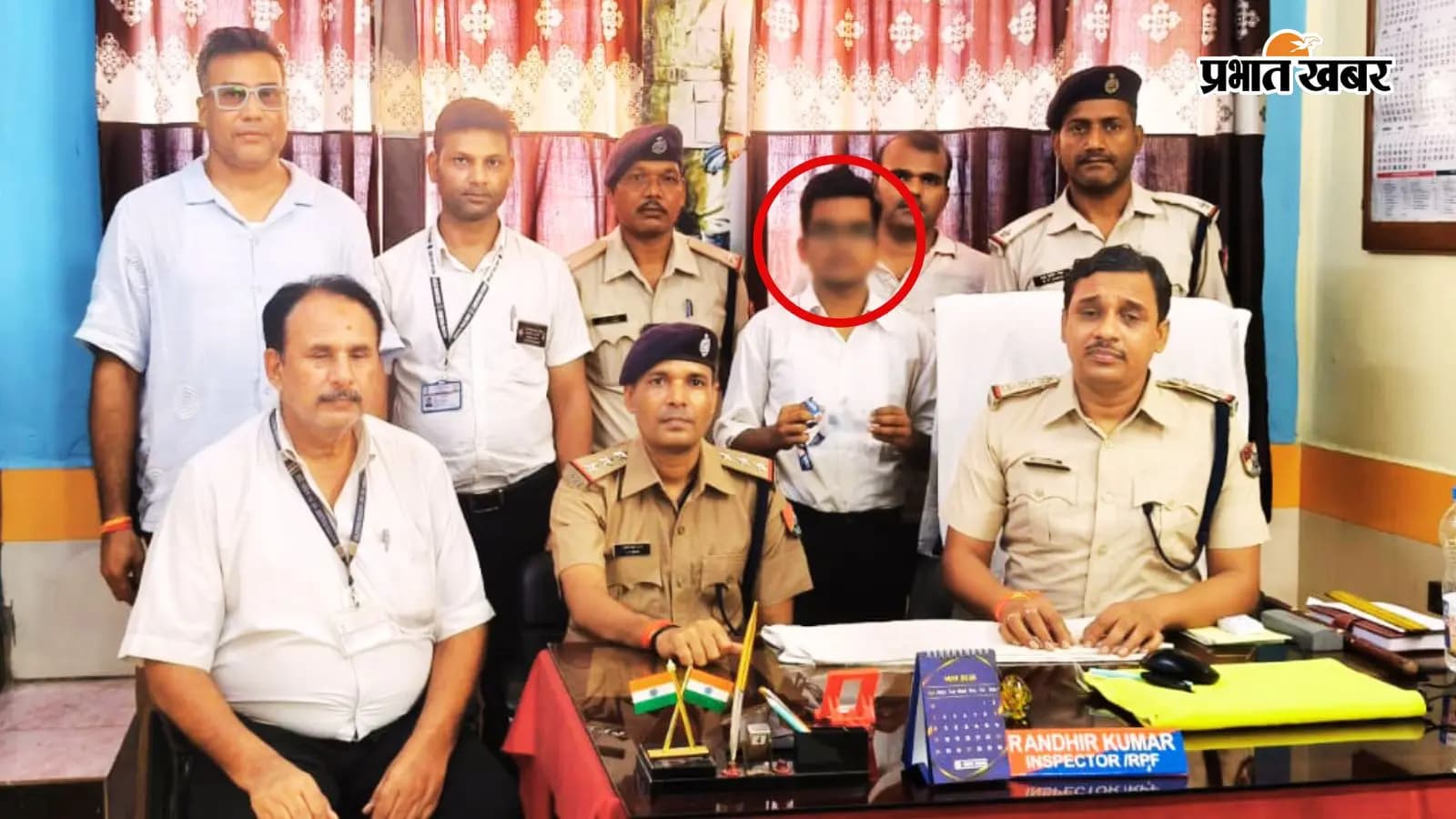 आरपीएफ के हत्थे चढ़ा फर्जी टीटीई (लाल घेरे में). फोटो : प्रभात खबर आरपीएफ के हत्थे चढ़ा फर्जी टीटीई (लाल घेरे में). फोटो : प्रभात खबर