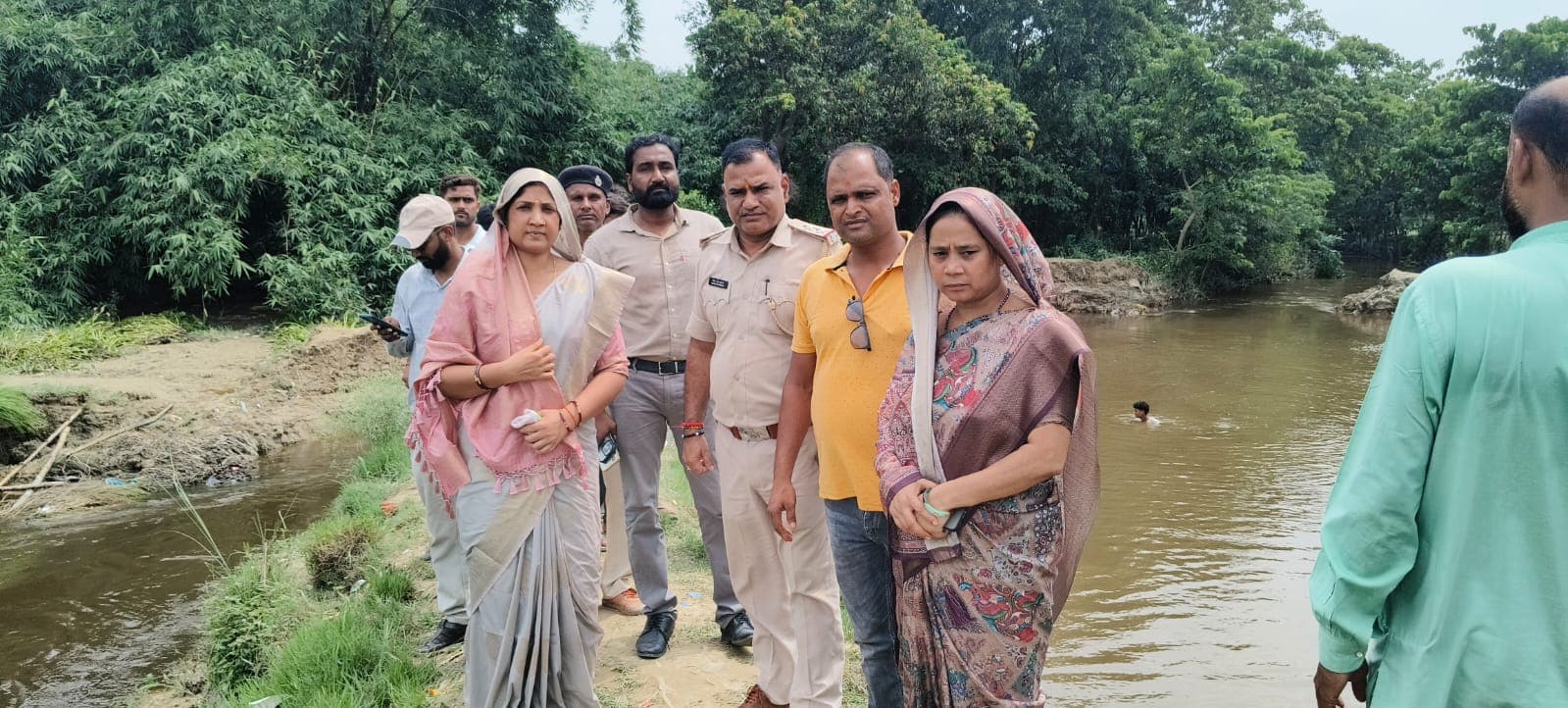 लखनदेही नदी के उप धारा के किनारे सीओ थाना अध्यक्ष व मुखिया | Prabhat Khabar Network लखनदेही नदी के उप धारा के किनारे सीओ थाना अध्यक्ष व मुखिया | Prabhat Khabar Network