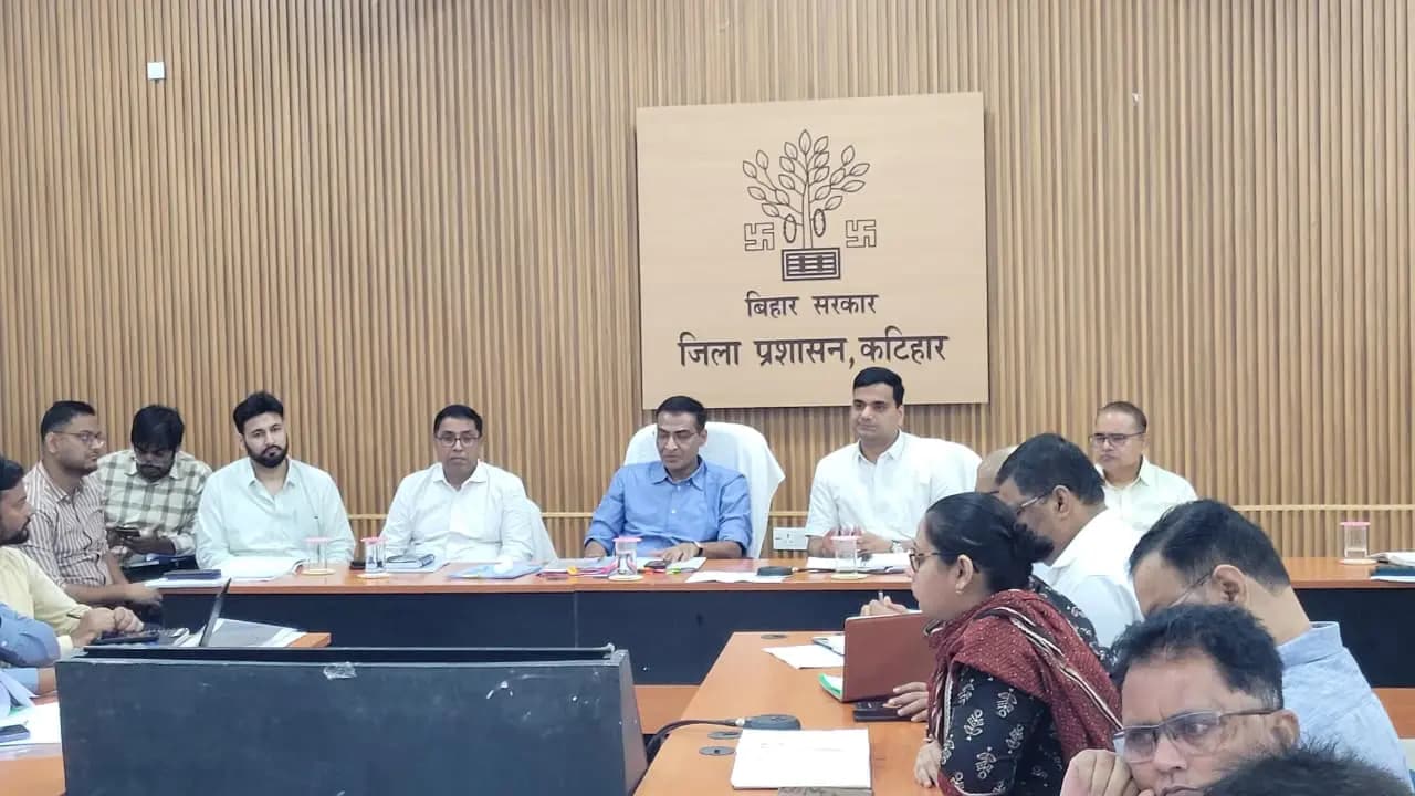 नीति आयोग के कार्यक्रम की समीक्षा करते केंद्रीय कृषि मंत्रालय के अतिरिक्त सचिव राहुल सिंह, साथ मे डीएम आशुतोष द्विवेदी | Prabhat Khabar Network नीति आयोग के कार्यक्रम की समीक्षा करते केंद्रीय कृषि मंत्रालय के अतिरिक्त सचिव राहुल सिंह, साथ मे डीएम आशुतोष द्विवेदी | Prabhat Khabar Network