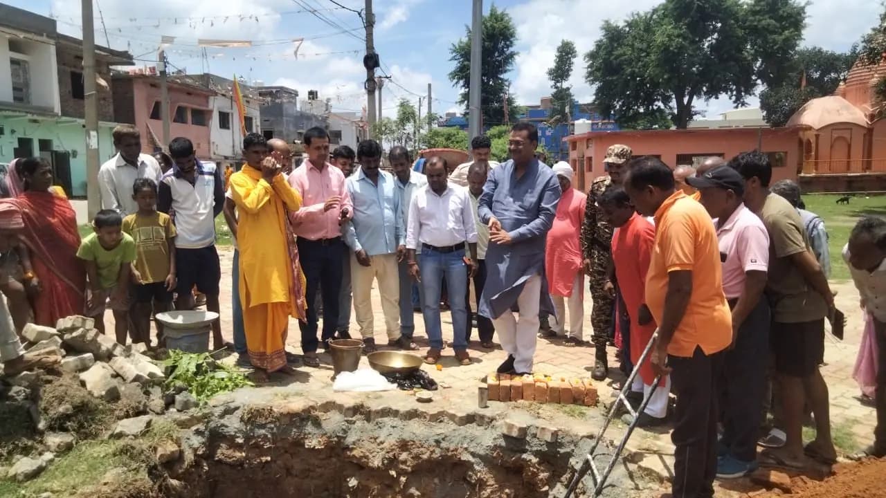 शिलान्यास कार्यक्रम में उपस्थित सांसद मनीष जयसवाल | Prabhat Khabar Network शिलान्यास कार्यक्रम में उपस्थित सांसद मनीष जयसवाल | Prabhat Khabar Network