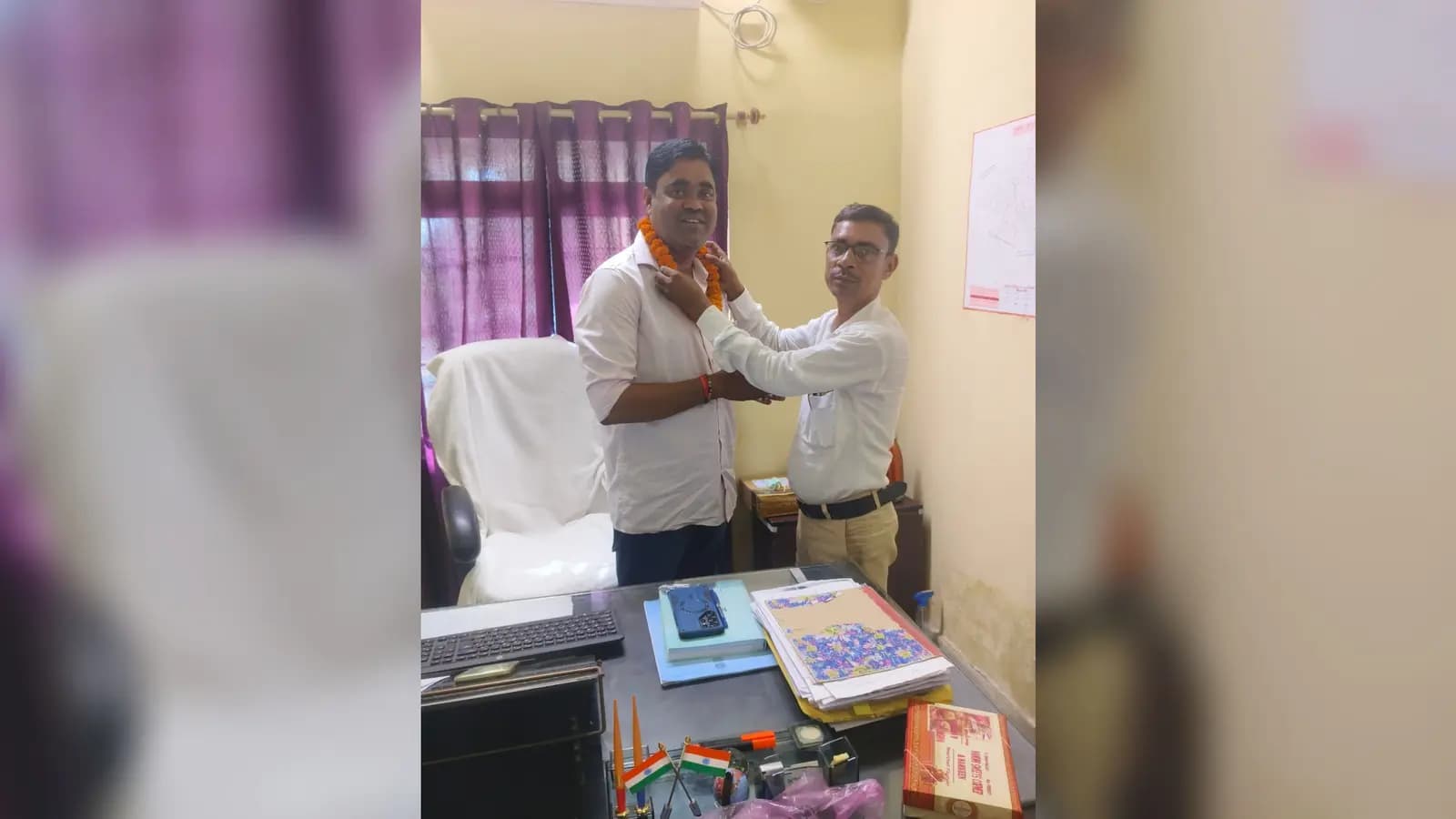 सम्मानित करते | Prabhat Khabar Network सम्मानित करते | Prabhat Khabar Network
