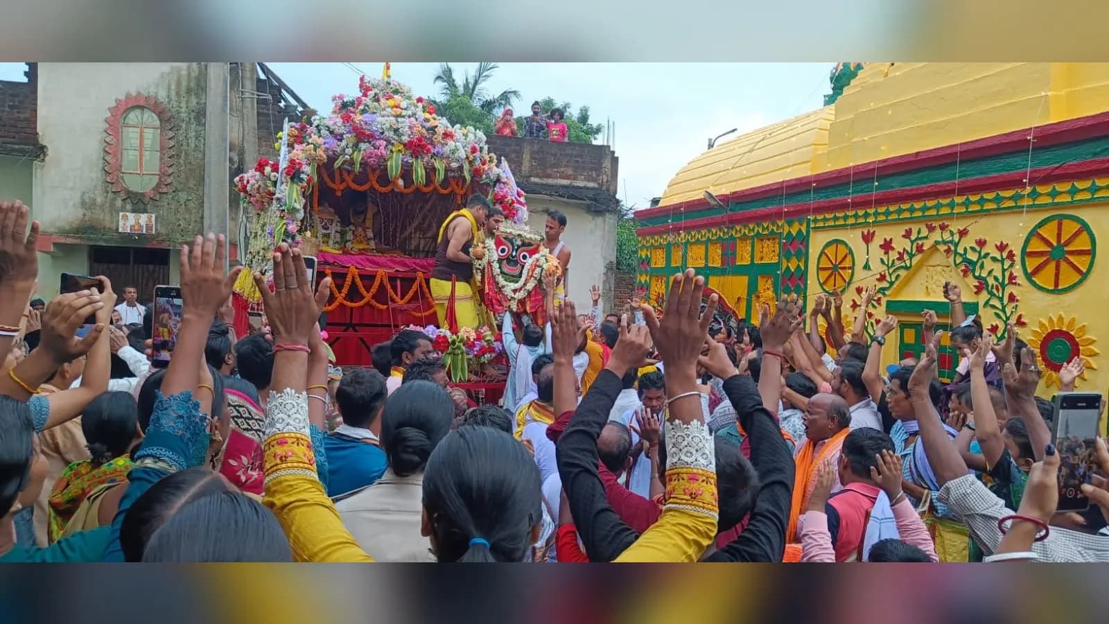 16जी 11- बहरागोड़ा में निकाली गयी रथ यात्रा में जय जगन्नाथ के उद्घोष करते लोग | Prabhat Khabar Network 16जी 11- बहरागोड़ा में निकाली गयी रथ यात्रा में जय जगन्नाथ के उद्घोष करते लोग | Prabhat Khabar Network