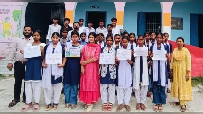 नामांकन अभियान के दौरान प्रधानाध्यापिका सुश्री नुसरत जहां एवं छात्र- छात्राएं | Prabhat Khabar Network नामांकन अभियान के दौरान प्रधानाध्यापिका सुश्री नुसरत जहां एवं छात्र- छात्राएं | Prabhat Khabar Network