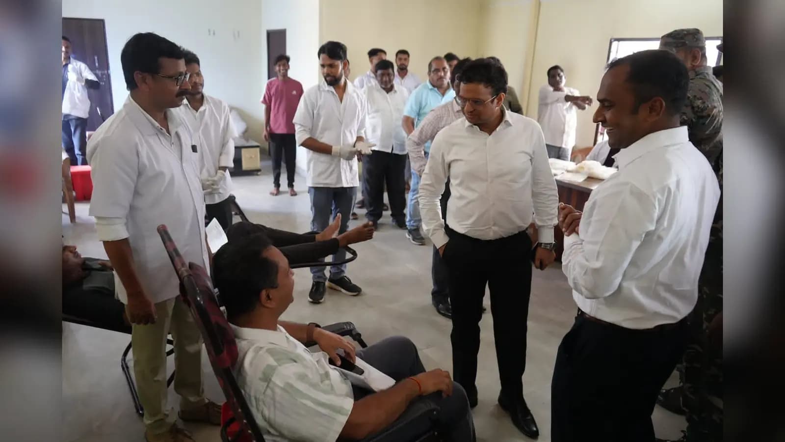 ब्लड डोनेशन कैंप में उपस्थित उपायुक्त | Prabhat Khabar Network ब्लड डोनेशन कैंप में उपस्थित उपायुक्त | Prabhat Khabar Network