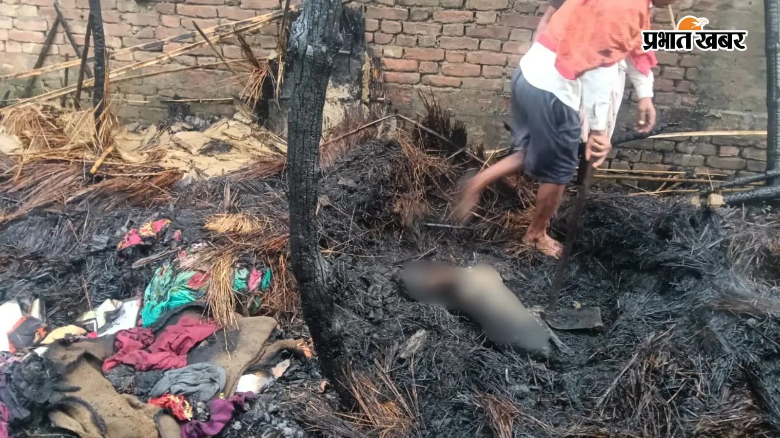 अगलगी के बाद बिखरा समान अगलगी के बाद बिखरा समान