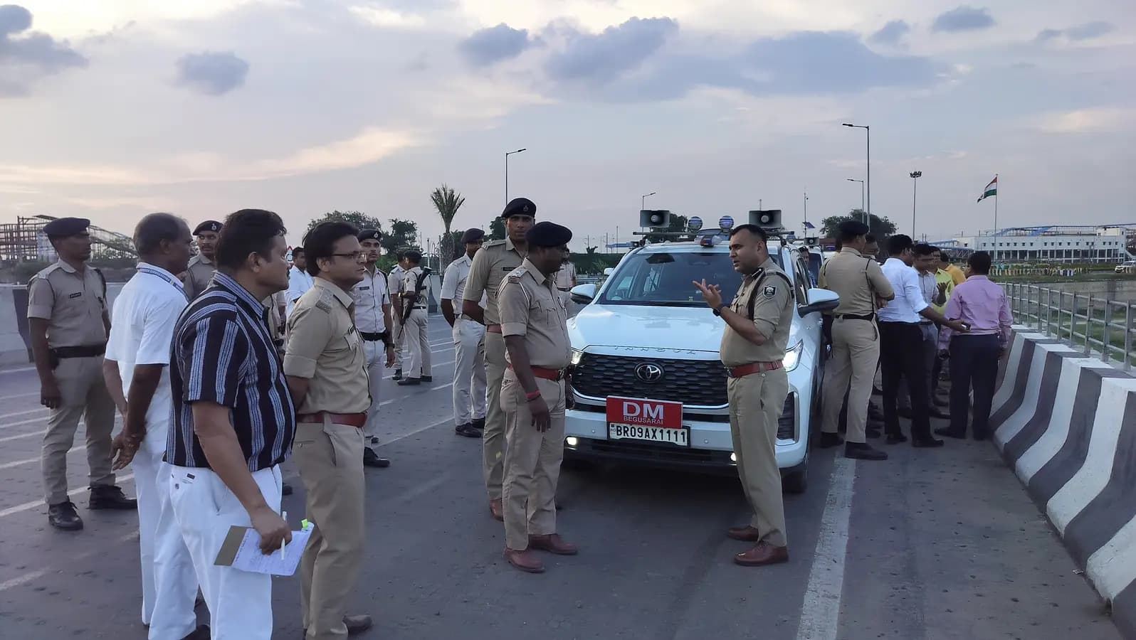 डीएम-एसपी तैयारियों का जायजा लेने पहुंचे सिमरियाधाम | Prabhat Khabar Network डीएम-एसपी तैयारियों का जायजा लेने पहुंचे सिमरियाधाम | Prabhat Khabar Network