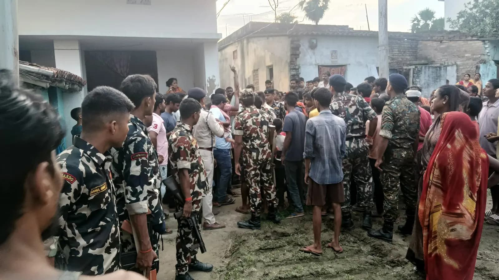 मौके पर भाड़ी संख्या में पुलिस बल | Prabhat Khabar Network मौके पर भाड़ी संख्या में पुलिस बल | Prabhat Khabar Network