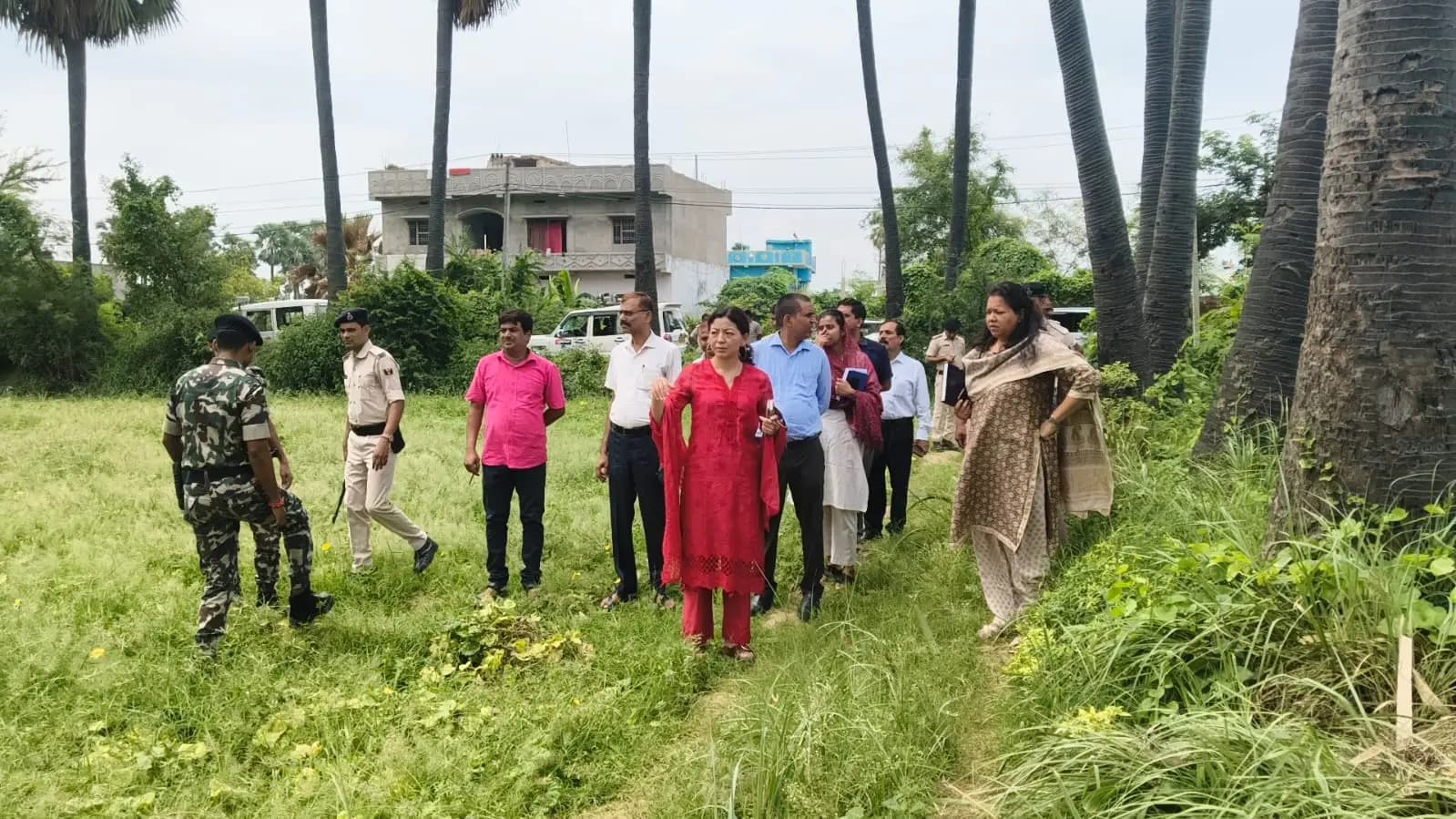 मेडिकल कॉलेज निर्माण के लिए चिन्हित जमीन का निरीक्षण करते डीएम | Prabhat Khabar Network मेडिकल कॉलेज निर्माण के लिए चिन्हित जमीन का निरीक्षण करते डीएम | Prabhat Khabar Network