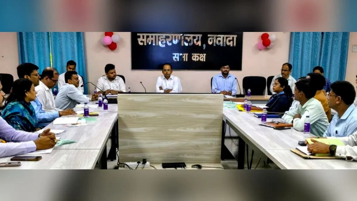 फ़ोटो कैप्शन-बैठक में शामिल जिलाधिकारी व बैंक पदाधिकारीगण | Prabhat Khabar Network फ़ोटो कैप्शन-बैठक में शामिल जिलाधिकारी व बैंक पदाधिकारीगण | Prabhat Khabar Network