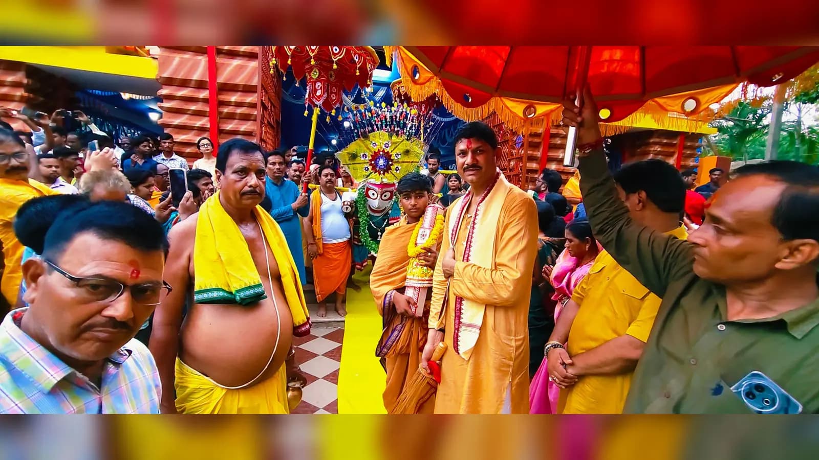 हरिभंजा में रथ यात्रा के दौरान छेरा पोहरा रश्म को निभाते जमींदार परिवार के सदस्य संजय सिंहदेव और राजेश सिंहदेव | Prabhat Khabar Network हरिभंजा में रथ यात्रा के दौरान छेरा पोहरा रश्म को निभाते जमींदार परिवार के सदस्य संजय सिंहदेव और राजेश सिंहदेव | Prabhat Khabar Network