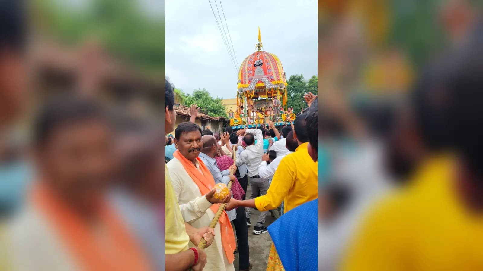 खरसावां में प्रभु जगन्नाथ को रथ को खींचते पूर्व मुख्यमंत्री अर्जुन मुंडा | Prabhat Khabar Network खरसावां में प्रभु जगन्नाथ को रथ को खींचते पूर्व मुख्यमंत्री अर्जुन मुंडा | Prabhat Khabar Network