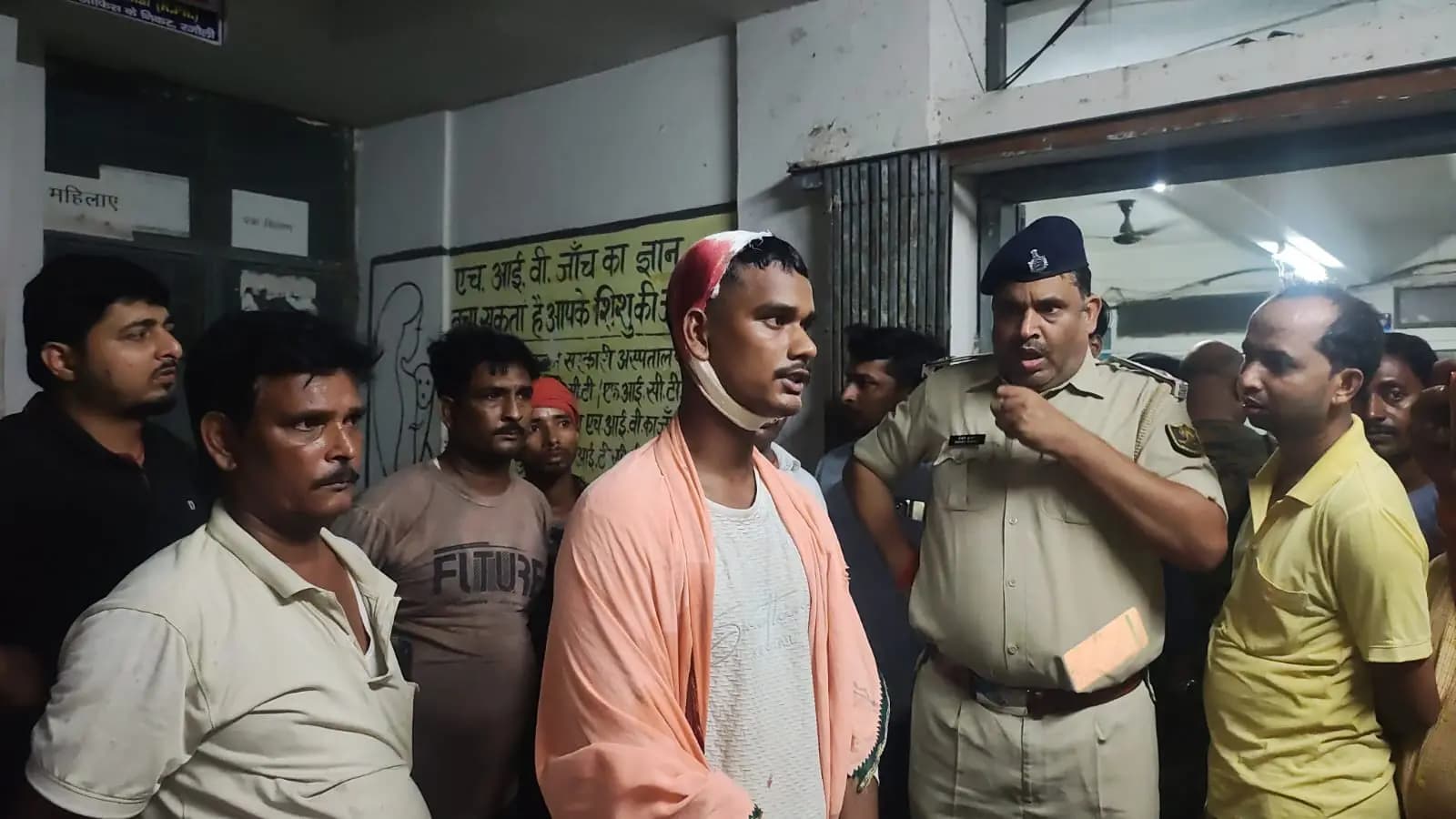 फोटो:- 1.अनुमंडलीय अस्पताल में पुलिस से बातचीत करते परिजन | Prabhat Khabar Network फोटो:- 1.अनुमंडलीय अस्पताल में पुलिस से बातचीत करते परिजन | Prabhat Khabar Network