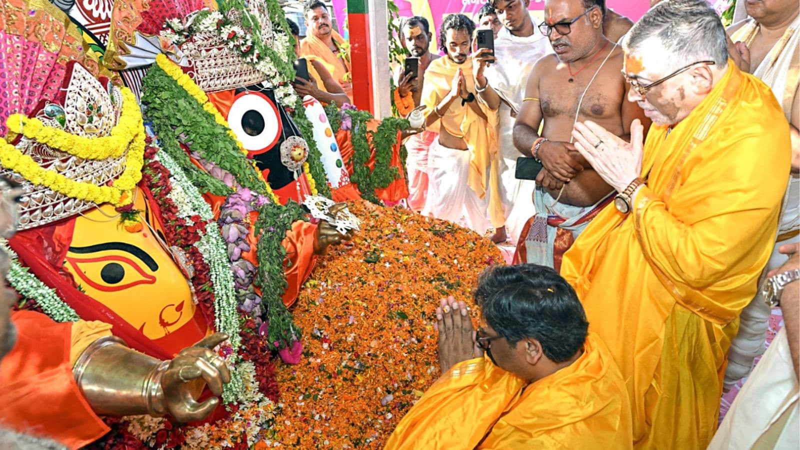 सीएम हेमंत सोरेन और राज्यपाल संतोष गंगवार रथयात्रा में हुए शामिल