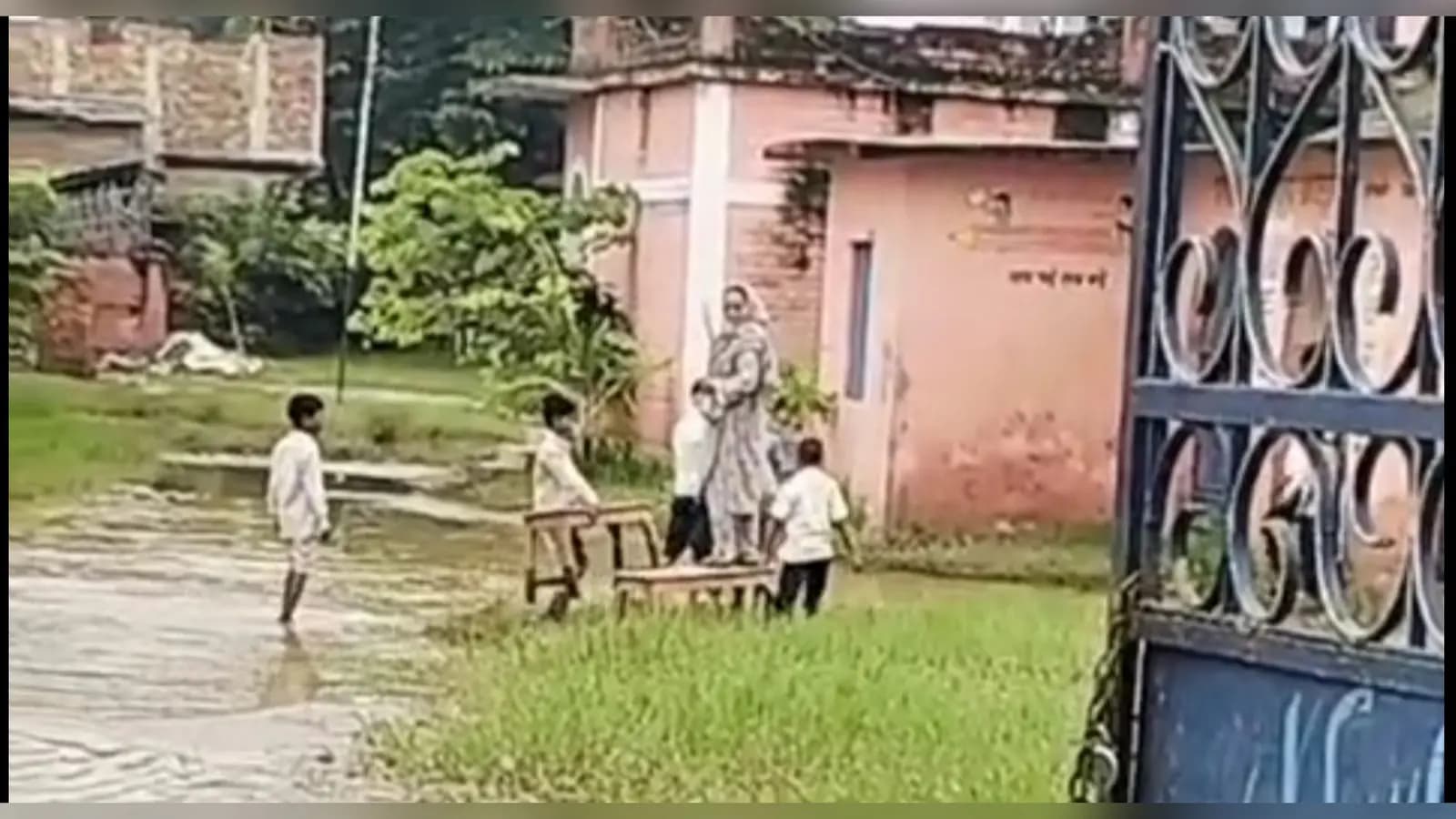 :- फोटो कैप्शन 01 :- बैंच की पुल से जाती शिक्षिका. 02:-डीईओ द्वारा मांग गया स्पष्टीकरण पत्र. | Prabhat Khabar Network :- फोटो कैप्शन 01 :- बैंच की पुल से जाती शिक्षिका. 02:-डीईओ द्वारा मांग गया स्पष्टीकरण पत्र. | Prabhat Khabar Network
