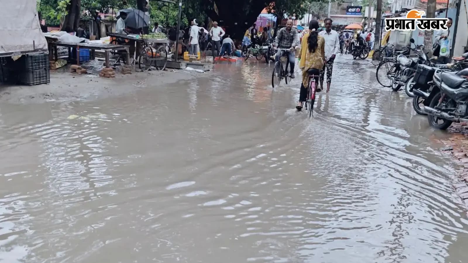 हल्की बारिश के बाद सड़क पर जलजमाव के बीच आवागमन करते राहगीर और स्कूली बच्चे हल्की बारिश के बाद सड़क पर जलजमाव के बीच आवागमन करते राहगीर और स्कूली बच्चे