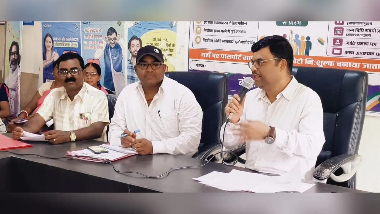 कसमार में एएसडीडी सूची तैयार करने को लेकर बीएलओ, सुपरवाइजर व वालंटियरों का प्रशिक्षण