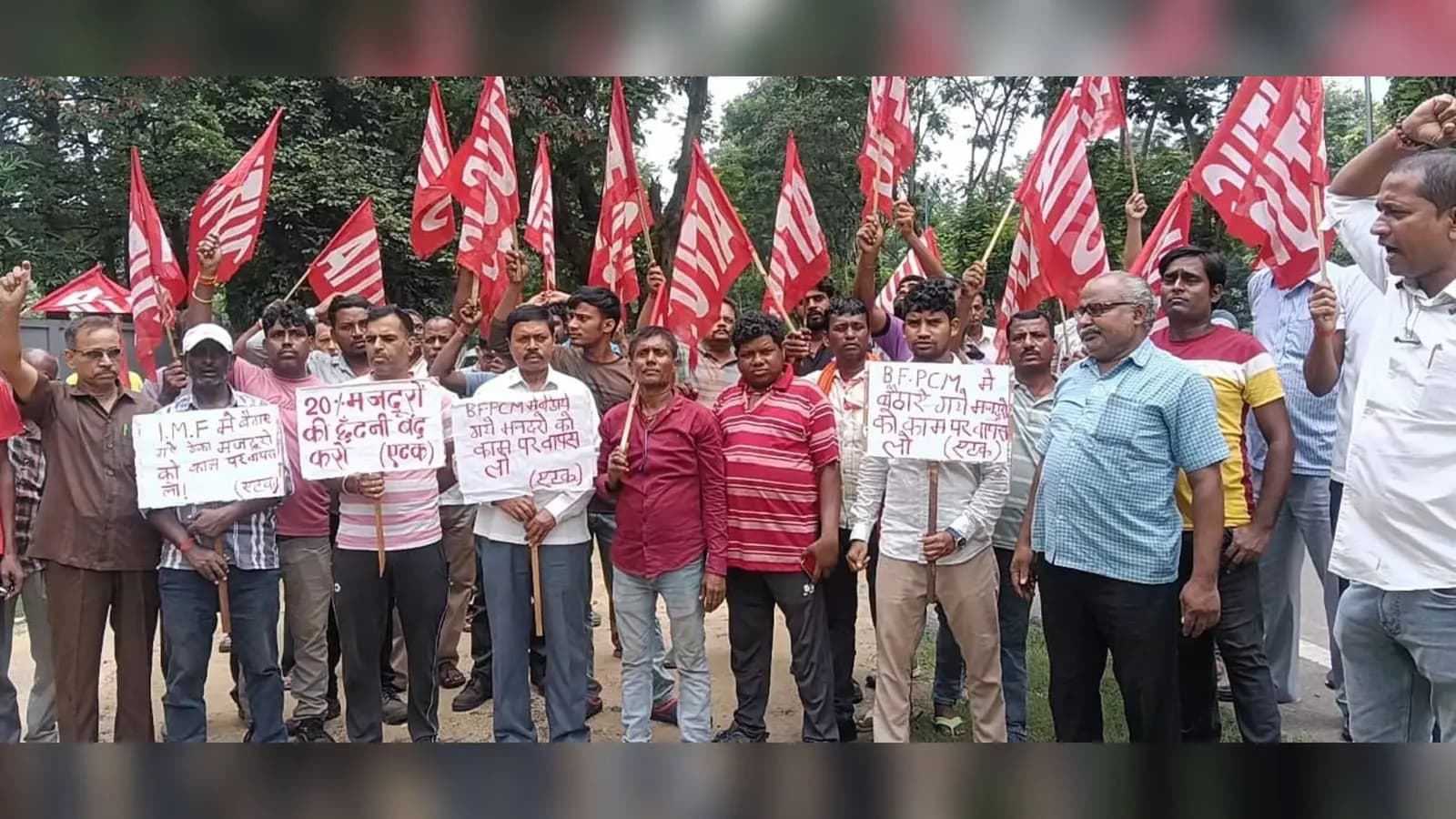 नौकरी की गारंटी के लिए पास सेक्शन पर ठेका श्रमिकों का प्रदर्शन