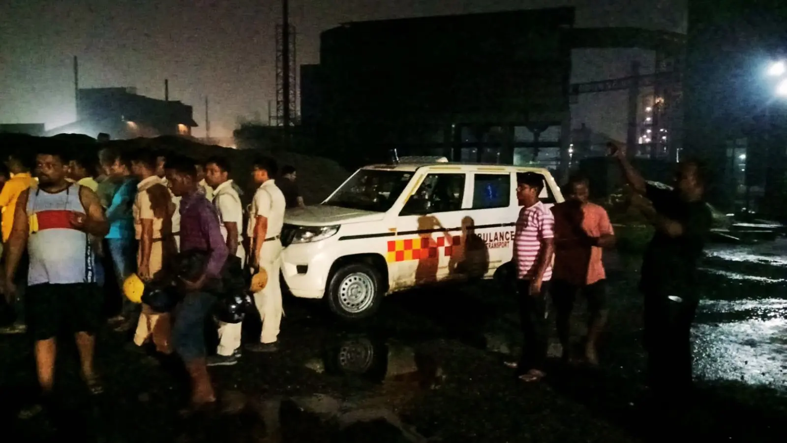 ब्लास्ट फर्नेस में धमाके की सूचना मिलते ही पहुंचा एंबुलेंस.