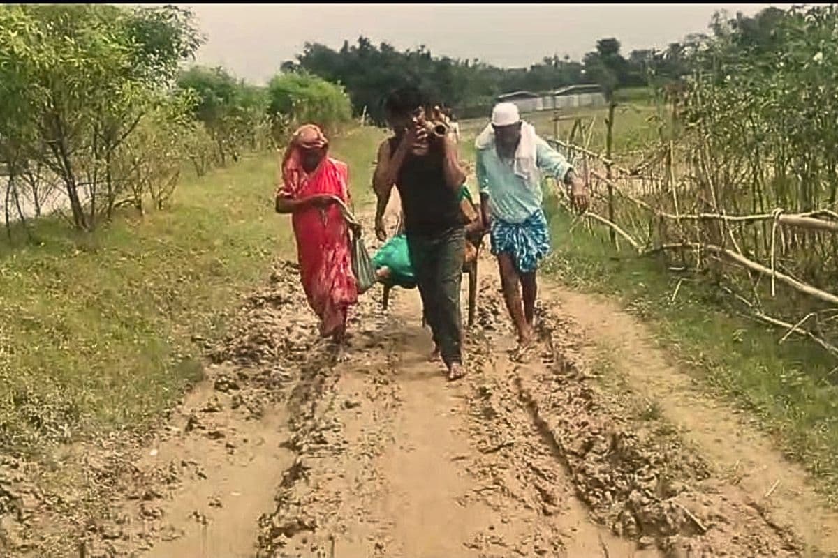 कीचड़ वाली सड़क ही एक जरिया