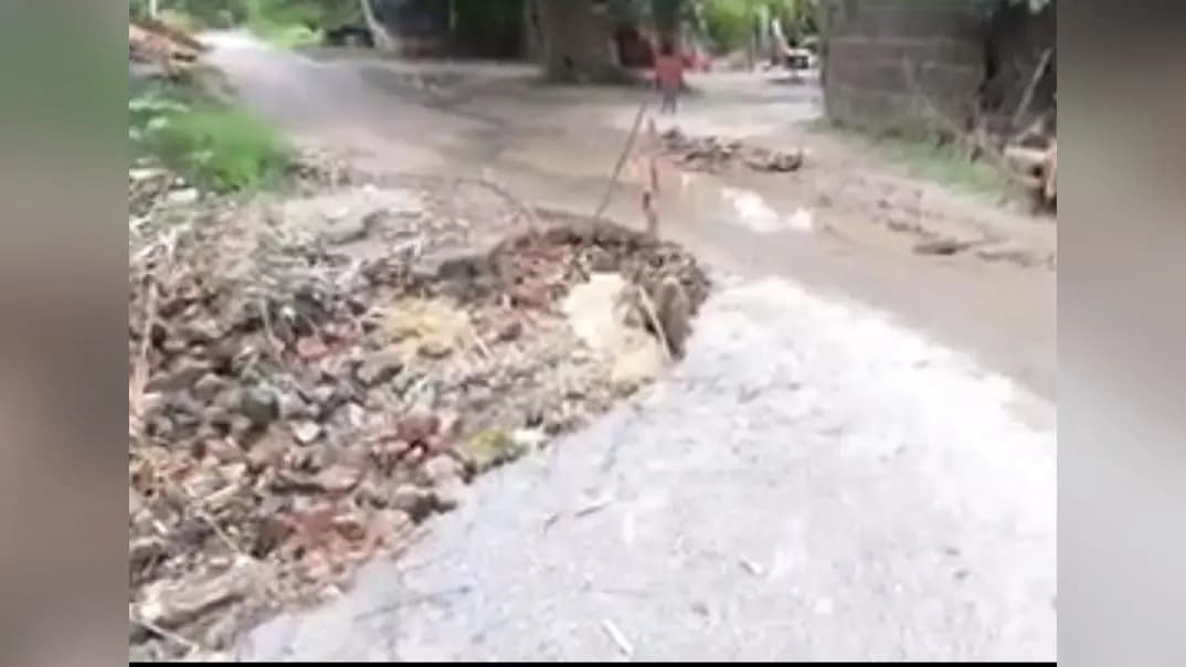 सीवान: दरौंदा के पाण्डेयपुर में सड़क गड्ढों में तब्दीलः आवागमन में भारी परेशानी, मरम्मत की मांग