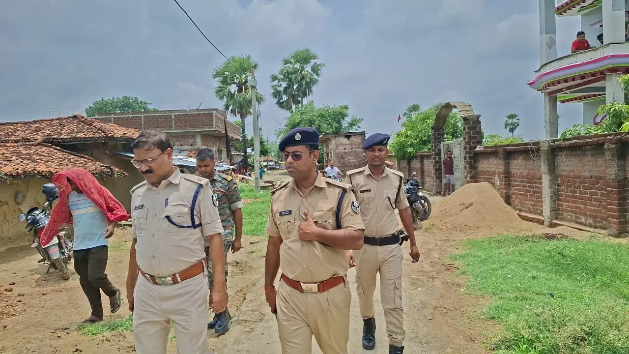 गया जी में दरवाजा काटकर घर में घुसे हथियारबंद बदमाश, परिवार को बंधक बनाकर लूटे लाखों के गहने-नकदी