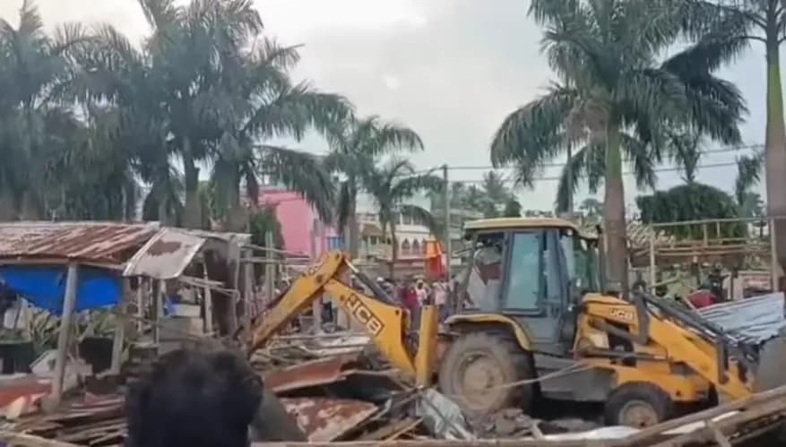 पश्चिम मेदिनीपुर के घाटाल में प्रशासन का एक्शन : सरकारी जमीन पर चला बुलडोजर, अवैध दुकानें और निर्माण ध्वस्त