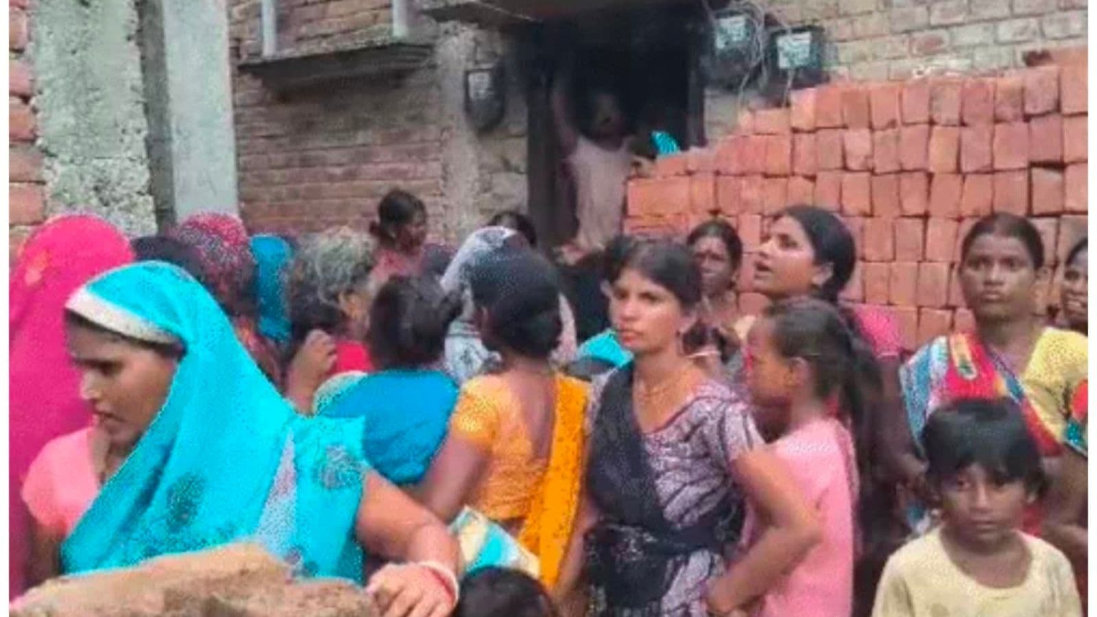मौके पर लगी लोगों की भीड़