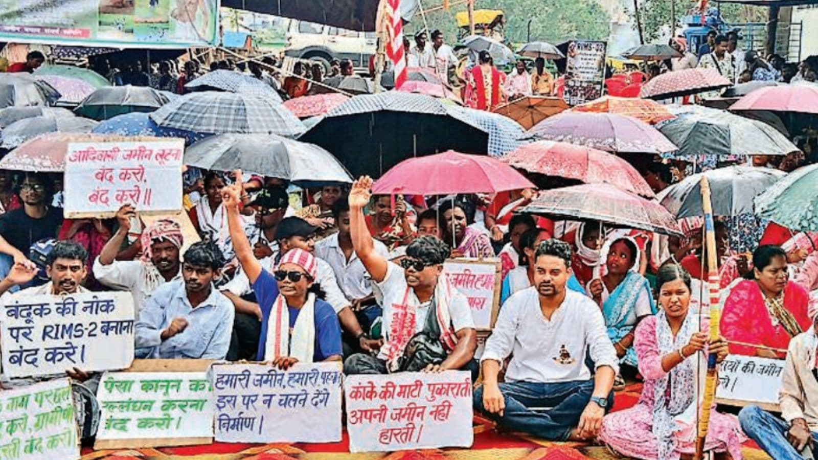 नगड़ी के ग्रामीणों ने लोकभवन के समक्ष दिया धरना