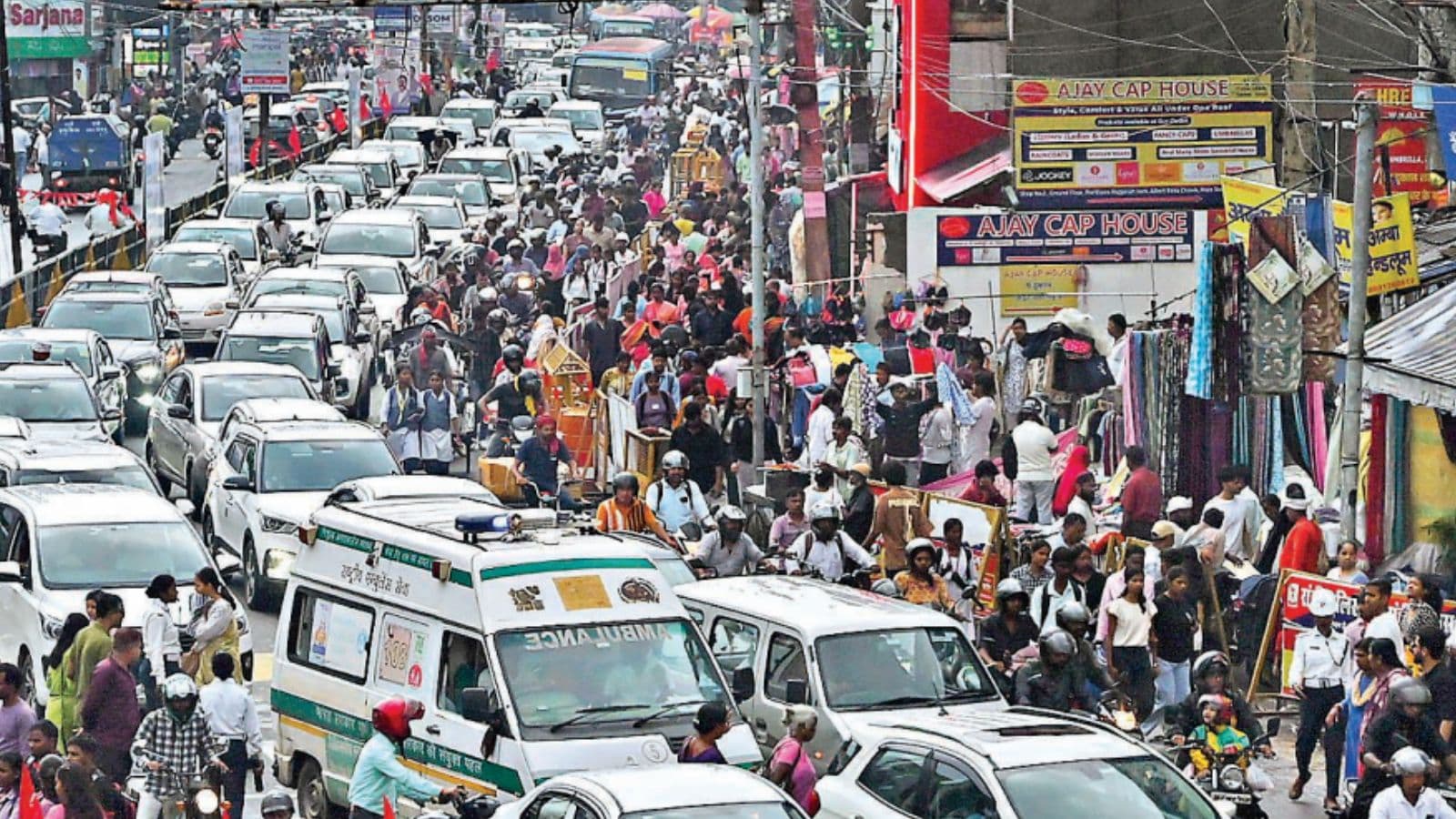 बारिश, प्रदर्शन व बेतरतीब पार्किंग से शहर की सड़कें जाम