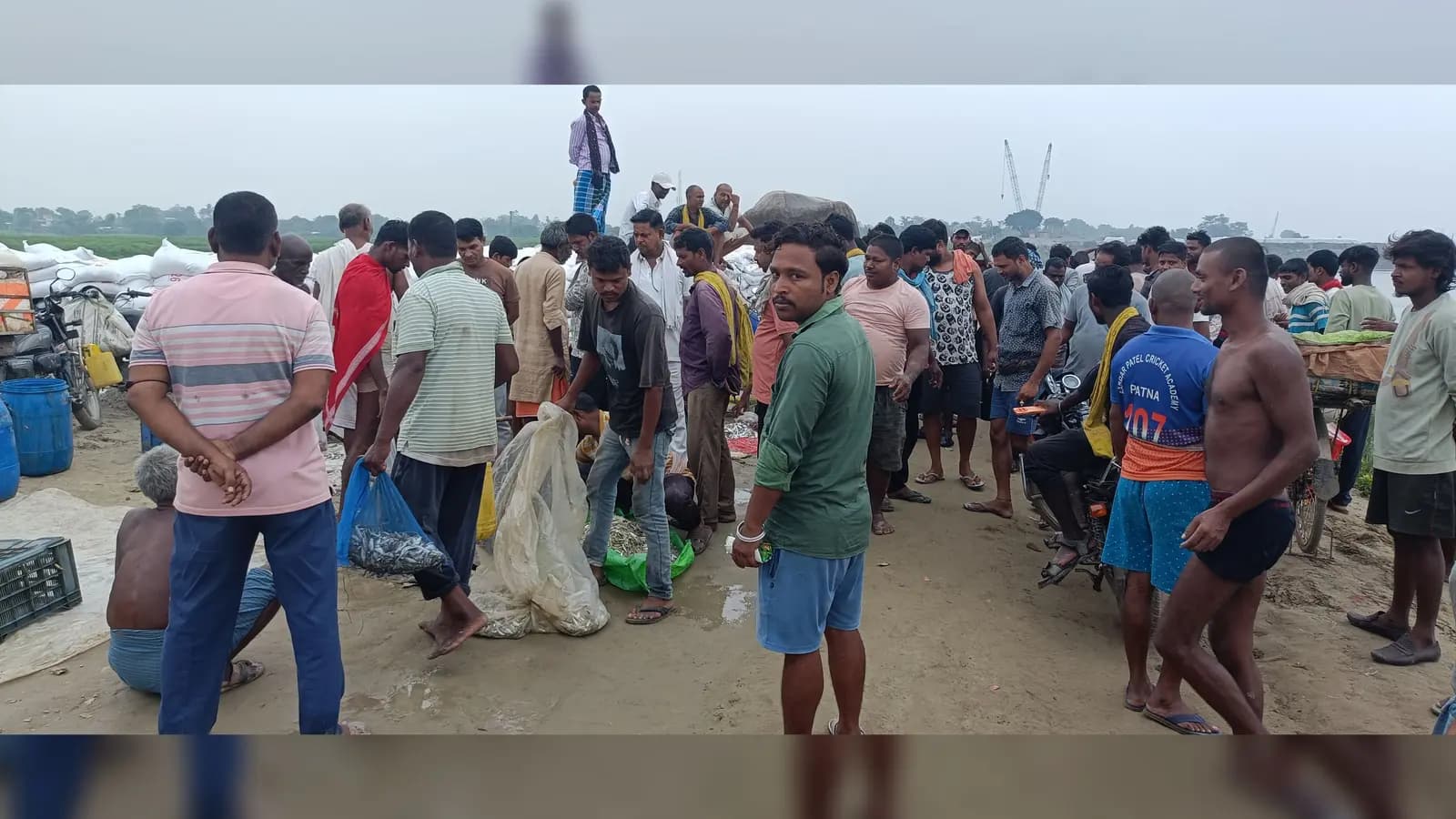 गंगा का जलस्तर बढ़ते ही चमकी मछुआरों की किस्मत, इस्माईलपुर-बिंद टोली तटबंध पर रोज सुबह सज रही मछली मंडी