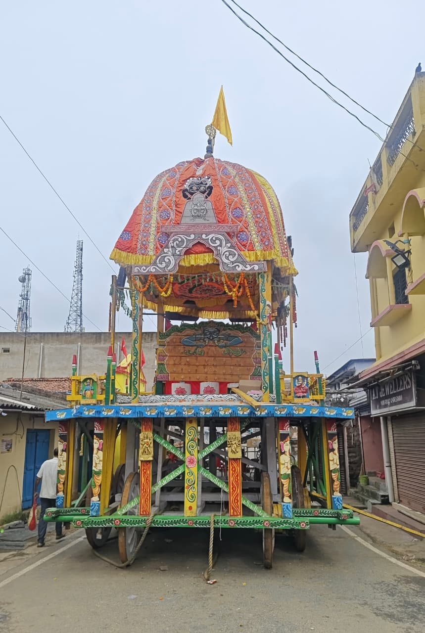 खरसावां के गुंडिचा मंदिर के बाहर खड़ी प्रभु जगन्नाथ का नंदीघोष रथ