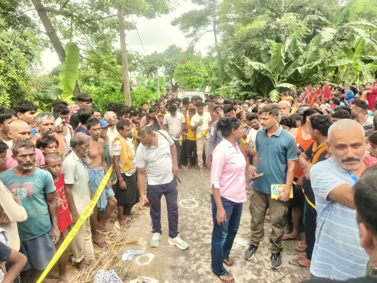 घटनास्थल पर जुटी पुलिस और स्थानीय लोग.