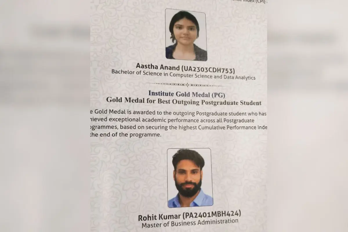 स्वर्ण पदक पाने वाले छात्र.
