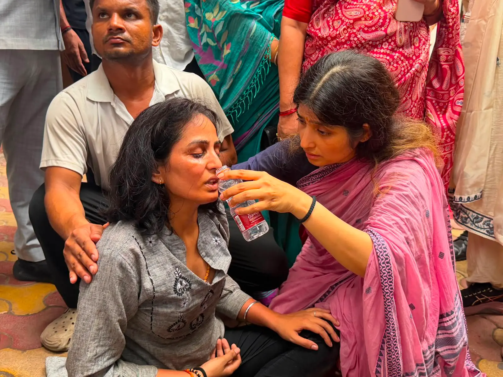 आंदोलनकारी को पानी पिलाती डिंपल यादव