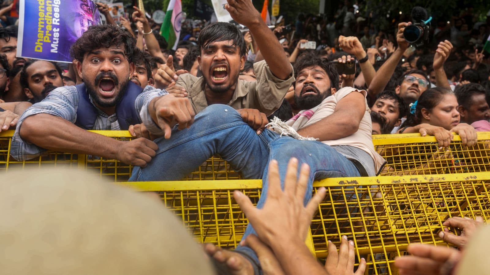 लाठीचार्ज और भीड़ नियंत्रण