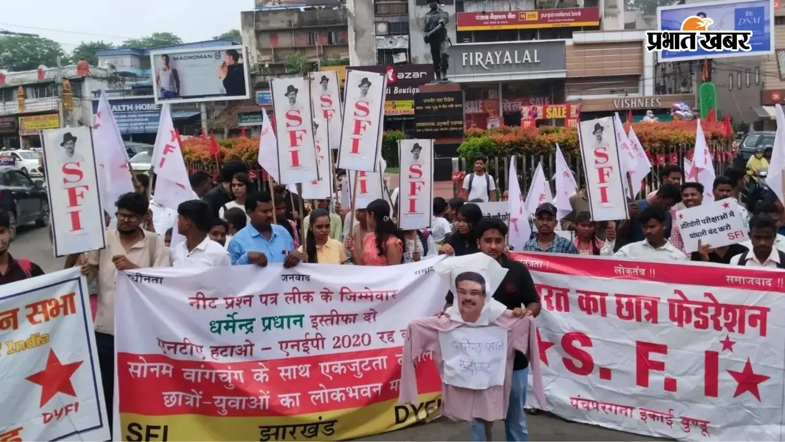 आज की तस्वीरें: कल से ‘जीरो टिकट’ पर मुफ्त मैच, लंच टाइम में रथ धकेल रहे दो छात्रों की करंट से मौत समेत देखें 5 Photos
