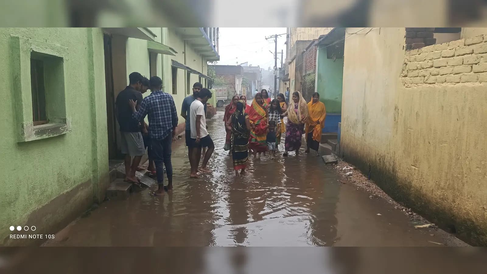 स्कूली बच्चों व महिलाओं के लिए परेशानी का सबब बना सिंगड़ा में सड़क पर जल-जमाव