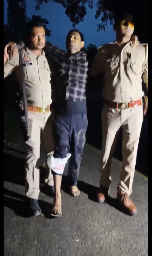 मुठभेड़ के बाद पैर में लगी गोली