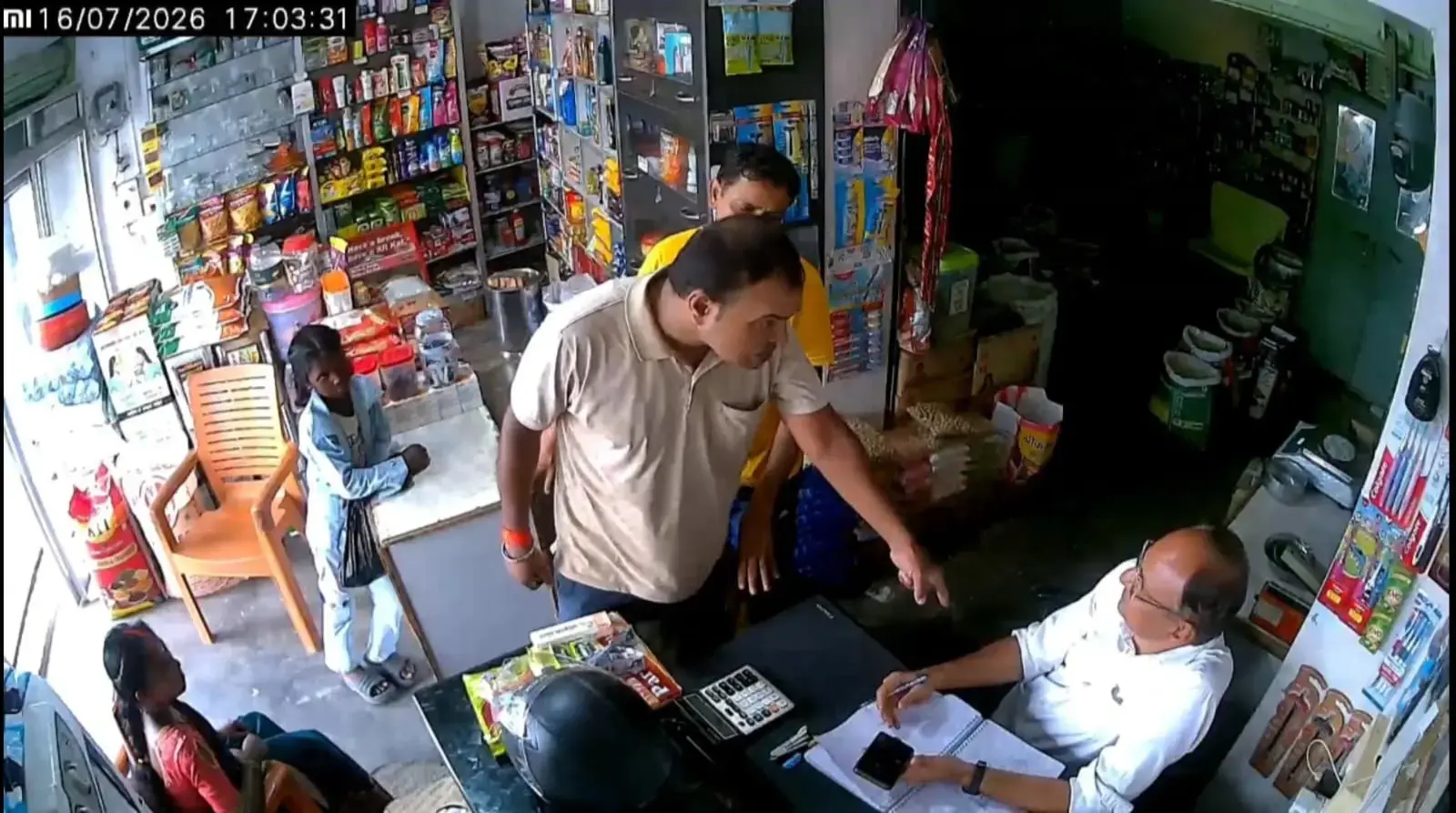गया जी : खुद को डायल-112 का हेड बताकर दुकानदार से गाली-गलौज व जान से मारने की धमकी, प्राथमिकी दर्ज