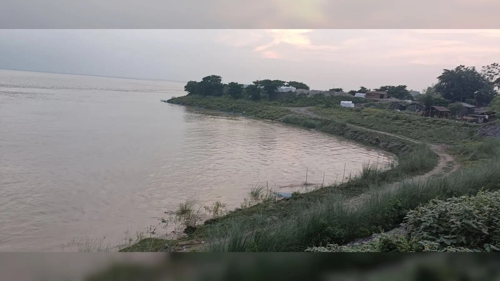 गोपालपुर क्षेत्र में बढ़ने लगा है गंगा-कोसी का जलस्तर, तटबंध सुरक्षित लेकिन प्रशासन अलर्ट