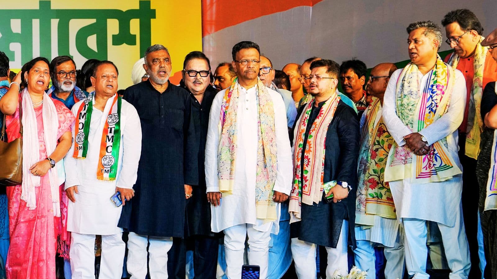 शहीद दिवस पर आयोजित कार्यक्रम के मंच पर तृणमूल कांग्रेस के बागी गुट के नेता.