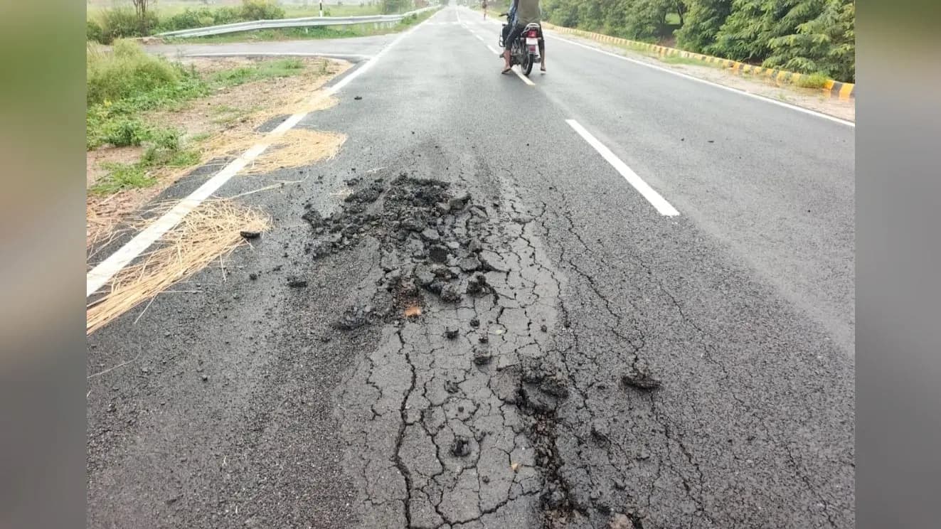सिसवन में नई सड़क कुछ ही महीनों में उखड़ने लगी, ग्रामीणों ने गुणवत्ता जांच और मरम्मत की उठाई मांग