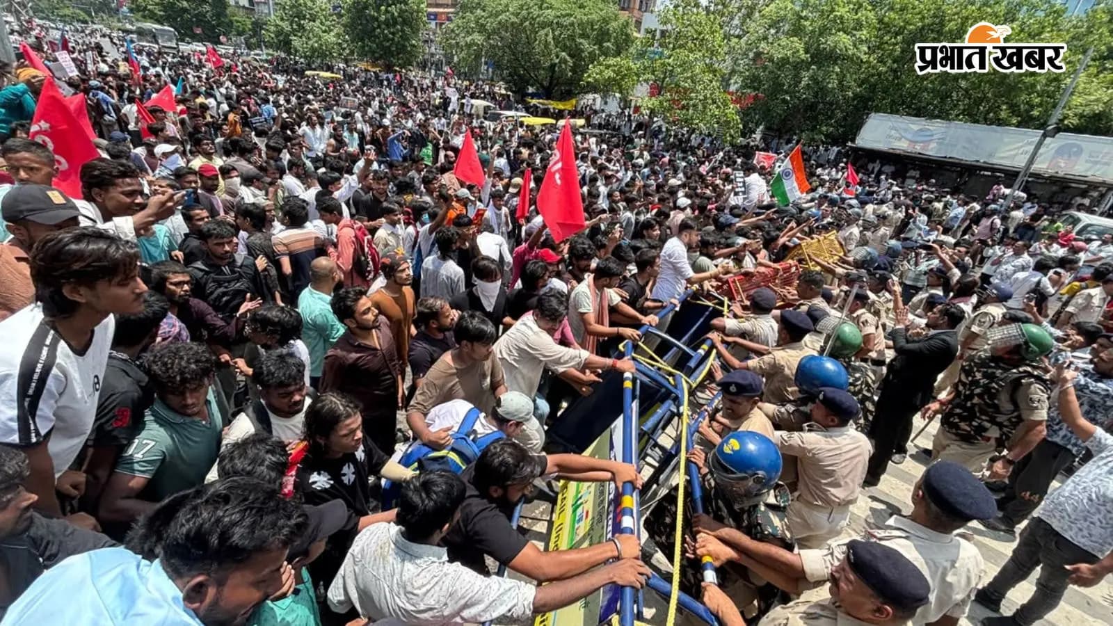 पटना में छात्रों पर पुलिस ने किया लाठीचार्ज, आंसू गैस के गोले दागे, निकले थे राजभवन मार्च करने