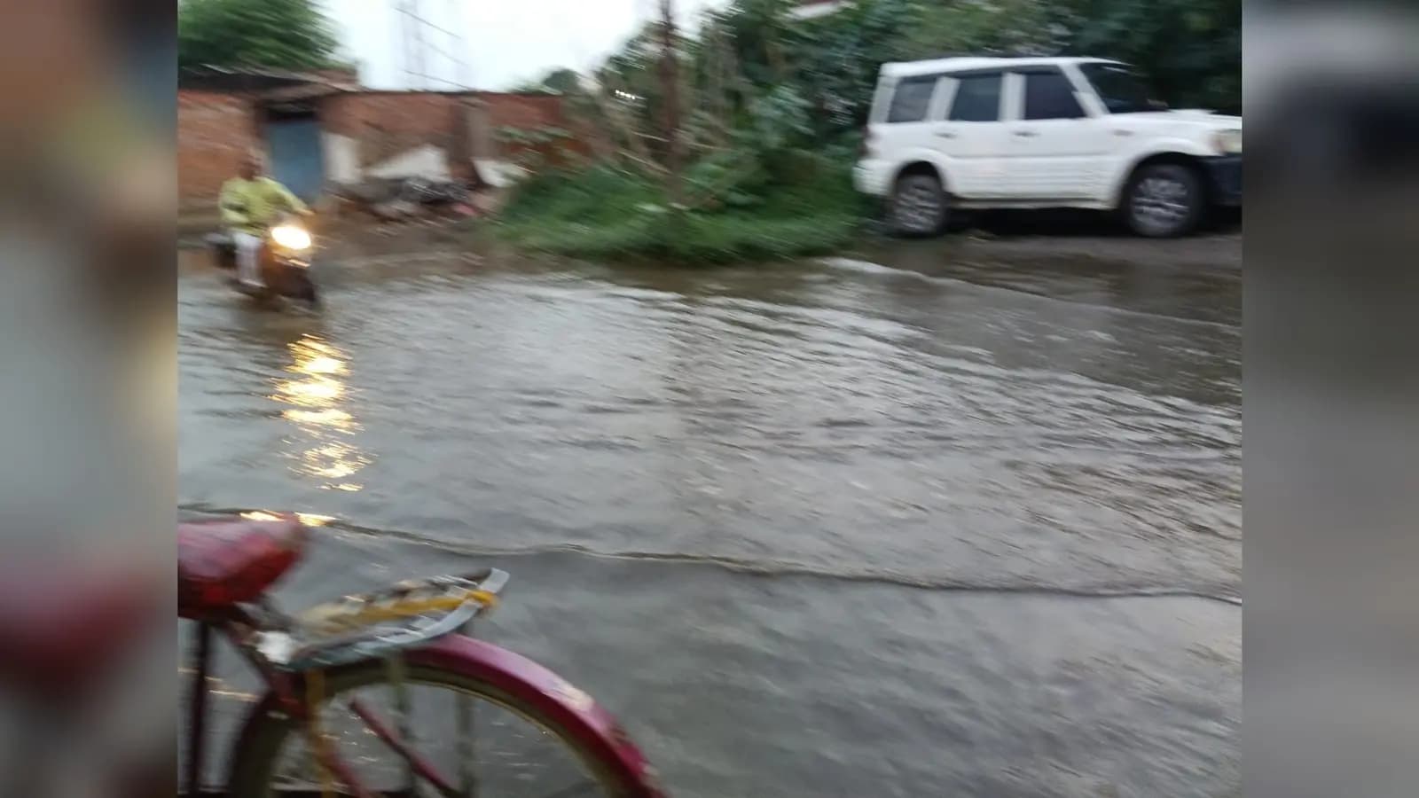 गया जी : टिकारी-कुर्था मार्ग पर जलजमाव से राहगीर परेशान, मऊ गढ़ी में नाले का पानी बना मुसीबत