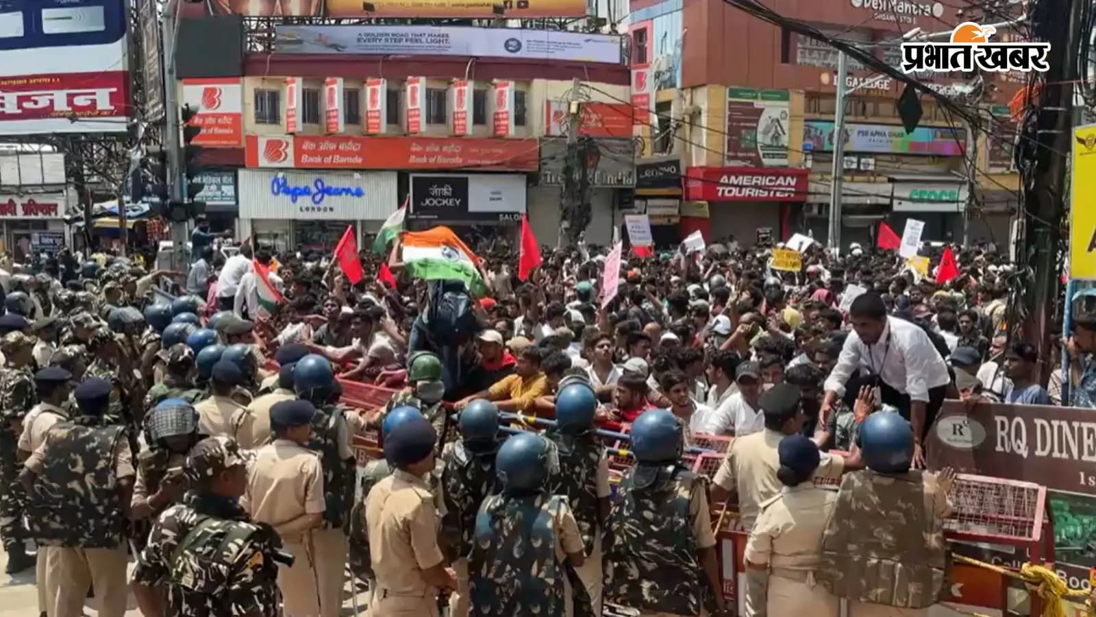 Patna Student Protest : प्रदर्शन में IG की एस्कॉर्ट गाड़ी पर हमला, शीशे तोड़े